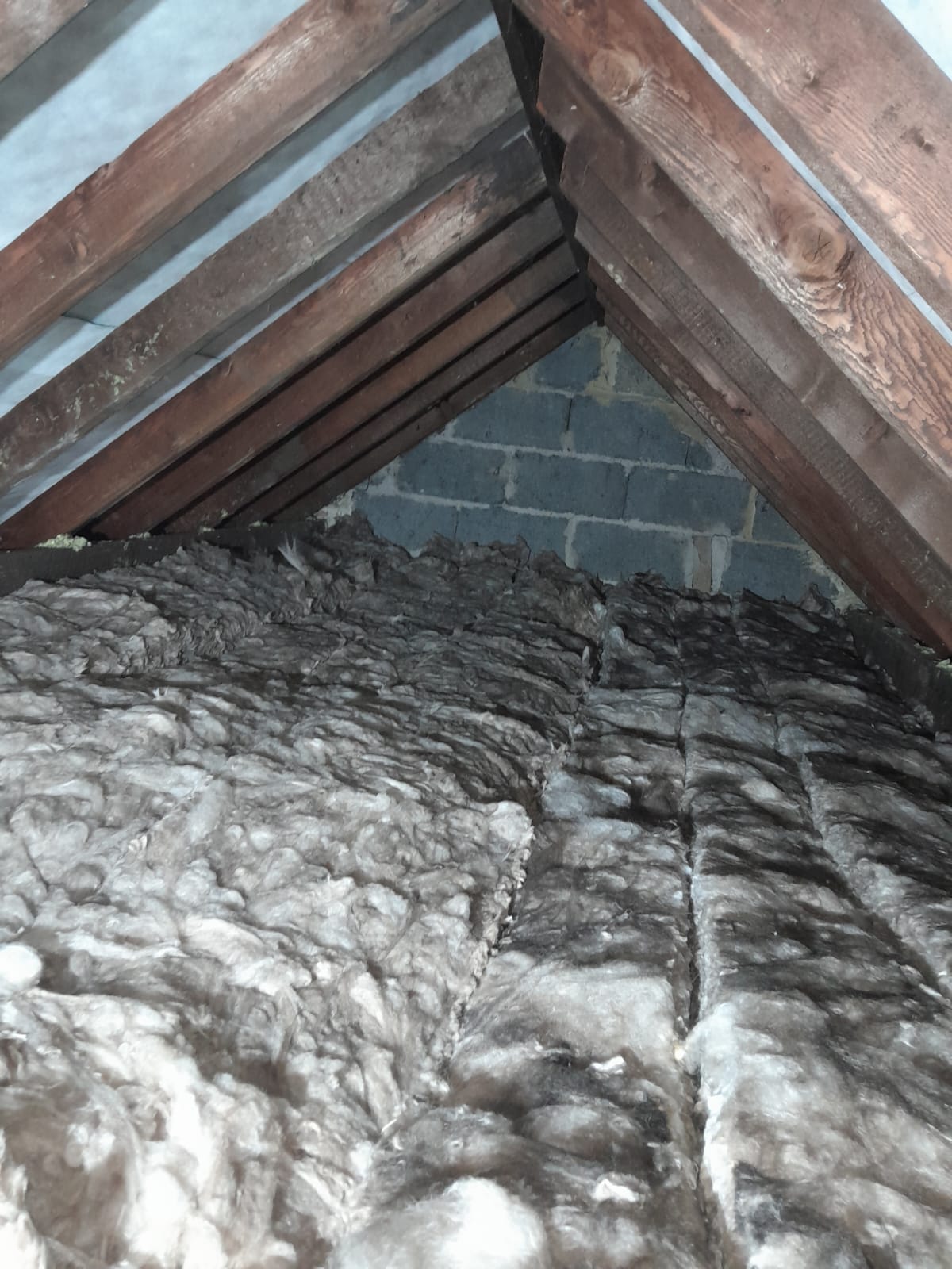 Heat loss through compressed mineral wool exposed at the ridge before replacement